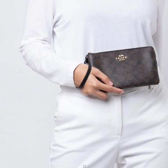 Coach Women’s Large Corner Zip Wristlet In Signature Canvas - Picture 2 of 16